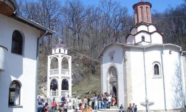 prifterinjte-serbe-ne-gjilan-i-detyrojne-femijet-t’i-kendojne-rusise