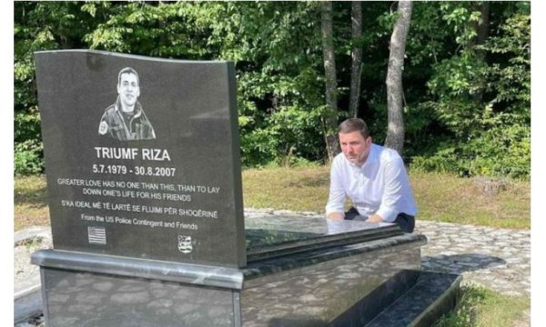 Krasniqi përkujton ish-policin, Triumf Riza: U vra pabesisht dhe tinëzisht
