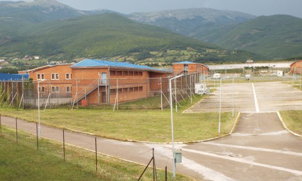 “surpriza”-per-te-burgosurin-ne-dubrave,-si-ra-pre-nena-e-tij-–-futi-drogen-brenda-pa-e-ditur-–-u-zbulua-nga-oficieret