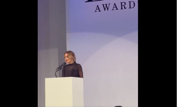 rita-ora-flet-per-kosoven-gjate-paraqitjes-ne-festivalin-e-filmit-ne-venecia
