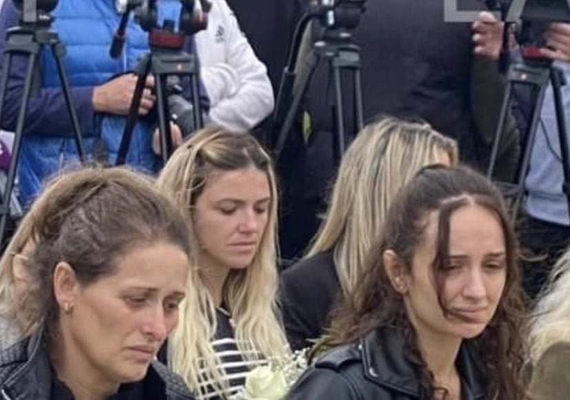 Pamje prekëse të gruas dhe vajzës së policit të vrarë, kjo është gjendja e tyre pas varrosjes së heroit (VIDEO)