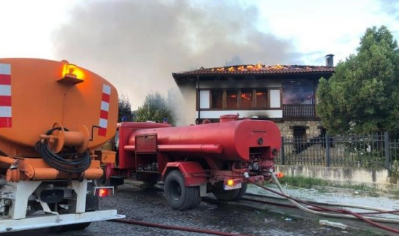 arrestohen-tre-te-mitur,-dyshohet-se-ata-ia-vune-flaken-muzeut-te-muzikes-ne-gjakove