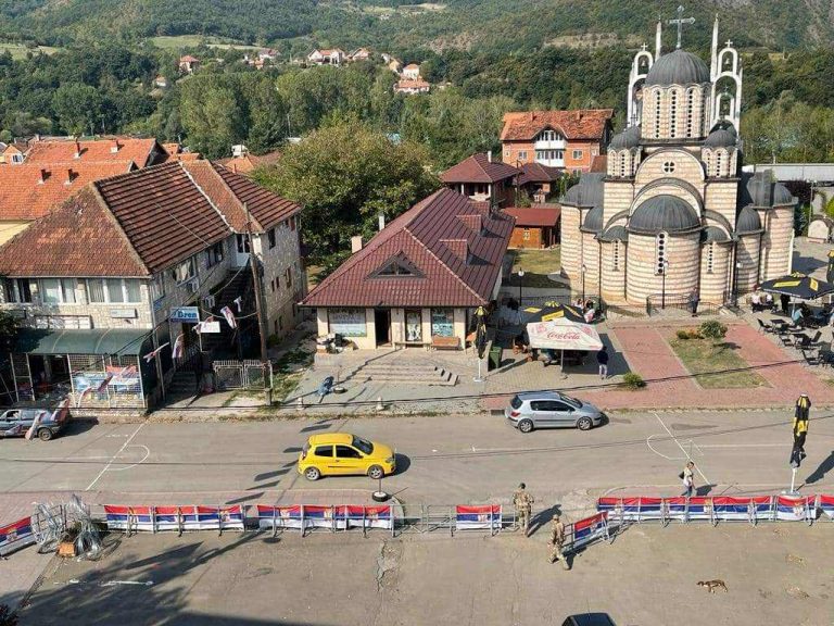 komuna-e-leposaviqit-liron-rrugen-e-bllokuar-per-bartjen-e-nxenesve-me-aftesi-te-kufizuara