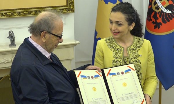 osmani-ia-dorezon-shkrimtarit-ismail-kadare-dekretin-e-nenshtetesise-se-kosoves