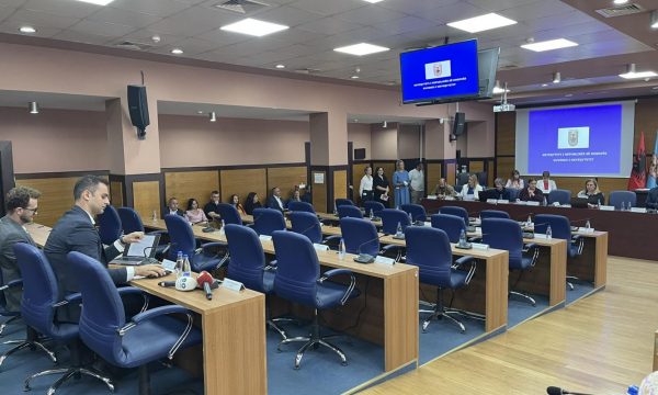 kuvendi-i-prishtines-pritet-te-marre-vendim-per-faljen-e-100-eurove-nga-tatimi-ne-prone,-bojkotohet-nga-vv-ja-e-aak-ja