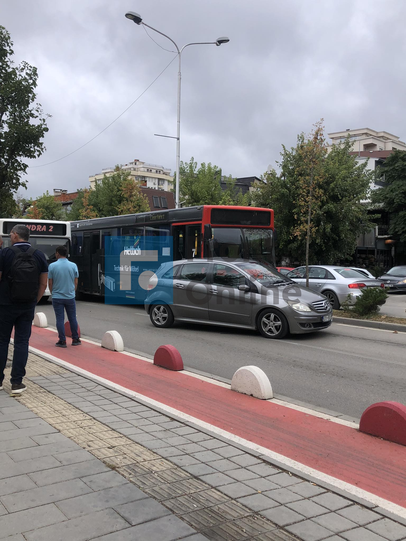 aksident-ndermjet-autobusit-dhe-vetures,-nuk-dihet-per-te-lenduar