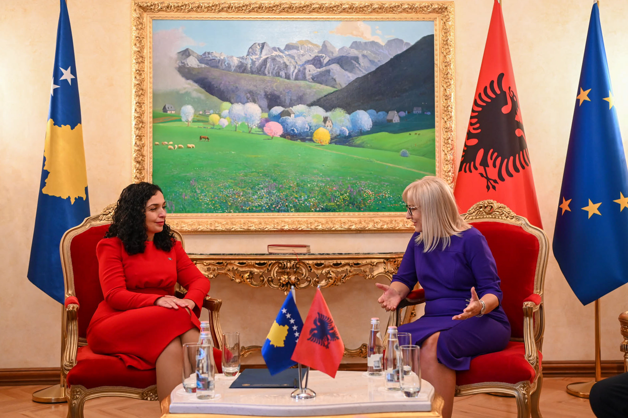 presidentja-osmani-u-prit-ne-takim-nga-kryetarja-e-kuvendit-te-shqiperise,-lindita-nikolla