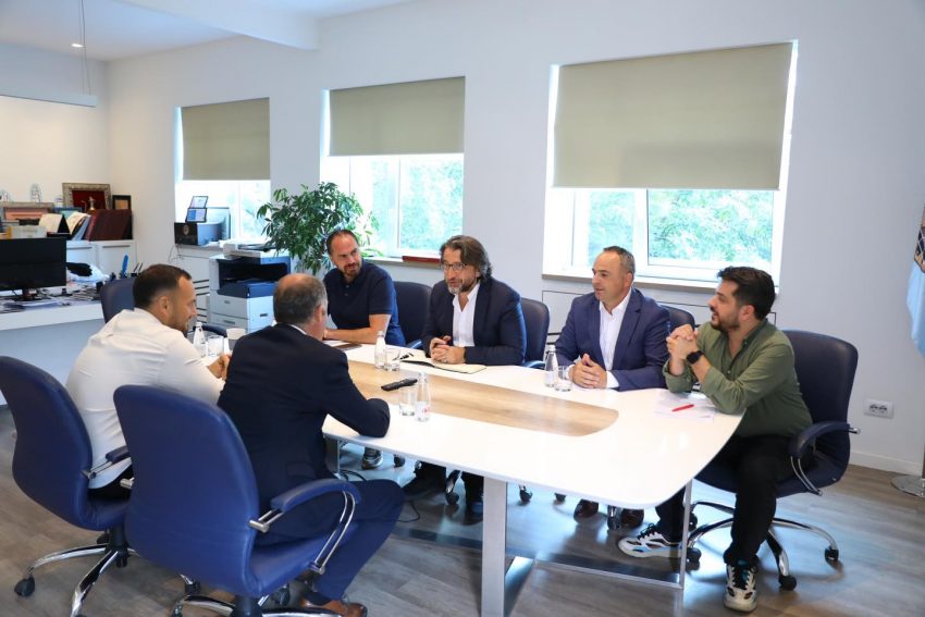 perparim-rama-pret-ne-takim-rektorin-e-up-se,-ja-cka-diskutuan