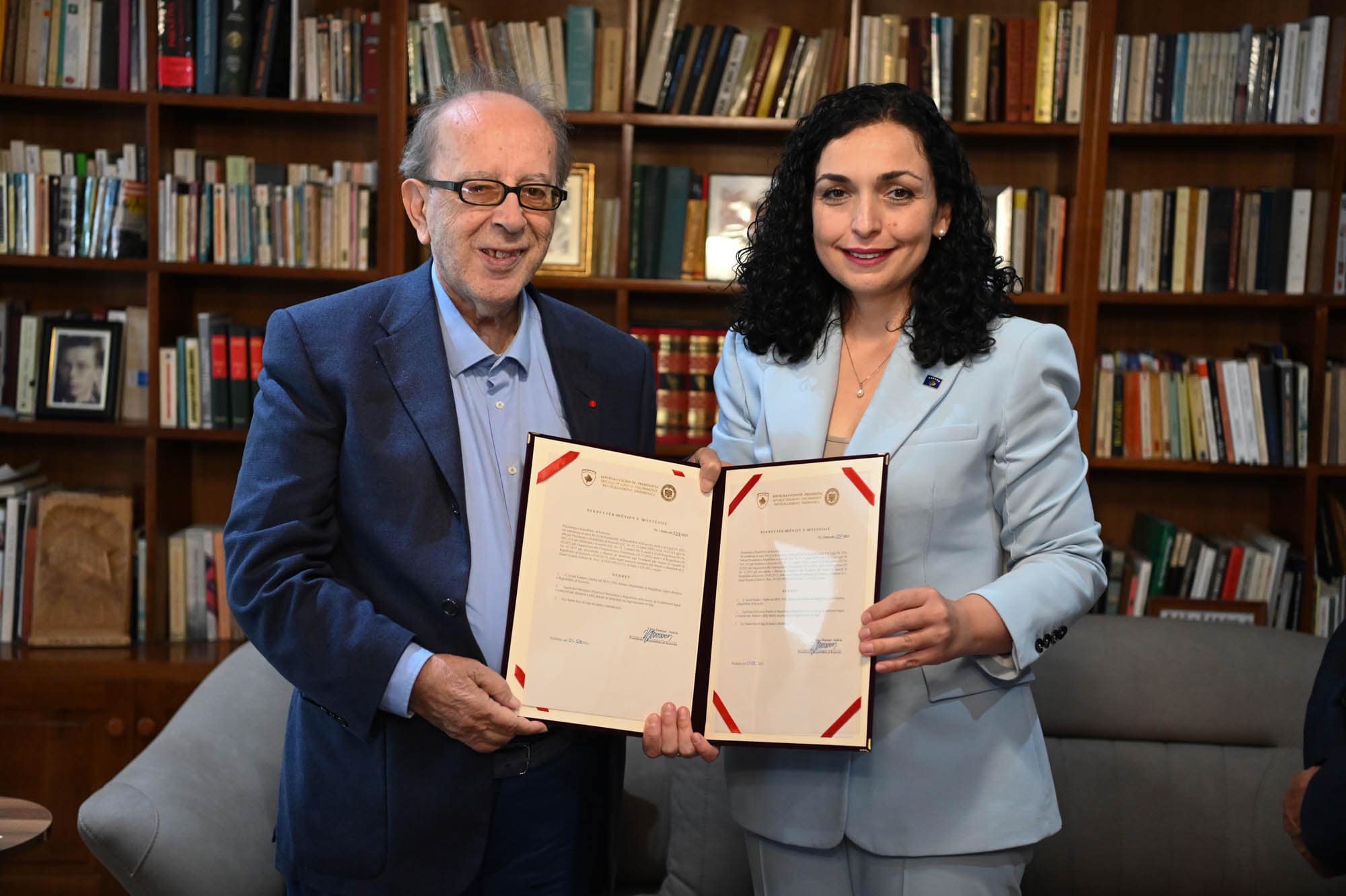 osmani-ia-dorezon-ismail-kadarese-dekretin-e-nenshtetesise-se-kosoves:-mire-se-vini-ne-familjen-e-madhe