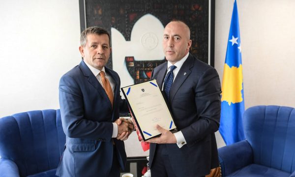 “remi-eshte-turist,-ka-luftu-tre-jave”-–-rrustem-mustafa-mbetet-“pa-fjale”-nga-deklarata-e-haradinajt