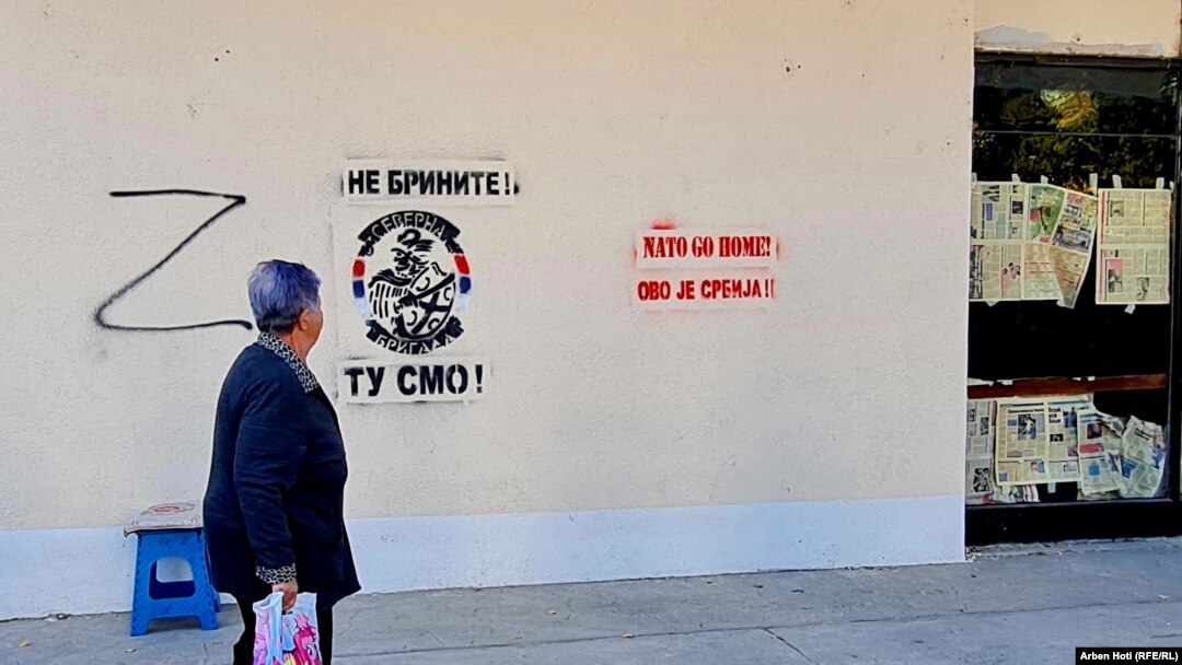 grafite-te-shkruara-kunder-rendit-kushtetues,-policia-heton-rastin-ne-leposaviq