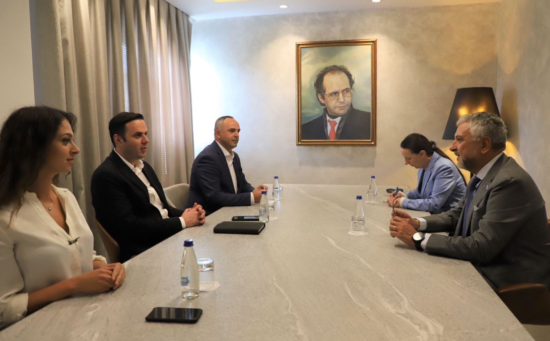shefi-i-eulex-it-takohet-me-abdixhikun,-diskutuan-per-situaten-aktuale-dhe-sundimin-e-ligjit