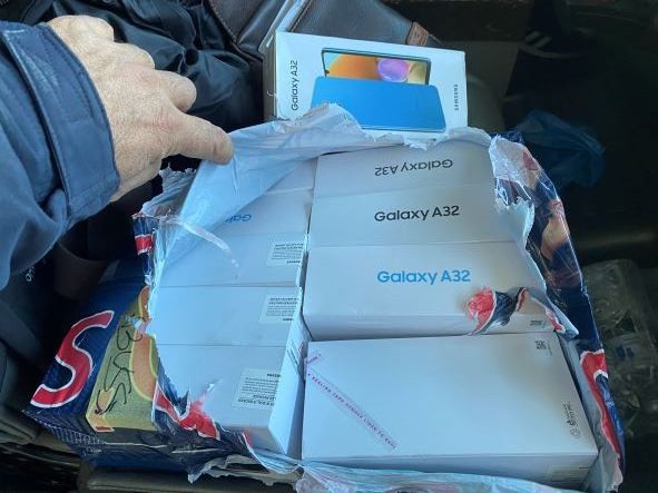 aksion-i-doganes-ndaj-“mobi-shopeve”,-konfiskohen-80-telefona-te-“mencur”-ne-vlere-42-mije-euro