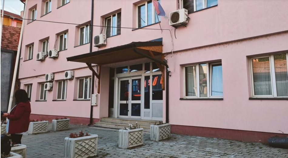 sot-afati-i-fundit-per-largimin-e-institucioneve-serbe-nga-objekti-ne-mitrovice-te-veriut