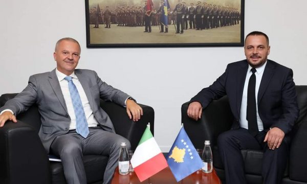 ambasadori-italian-pas-takimit-me-ministrin-maqedonci-shpreh-angazhim-per-avancimin-e-programeve-te-perbashketa