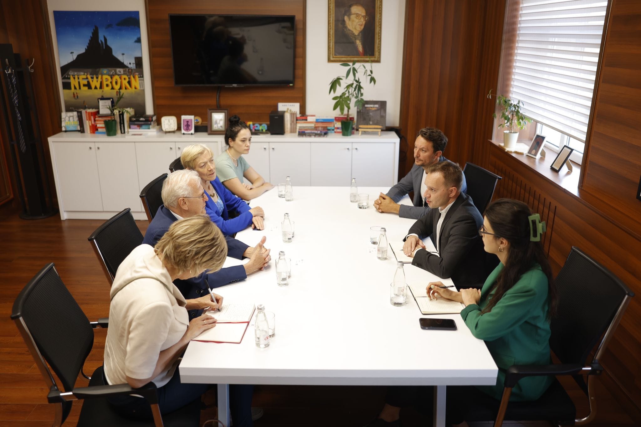 zogaj-pret-ne-takim-nje-delegacion-nga-holanda