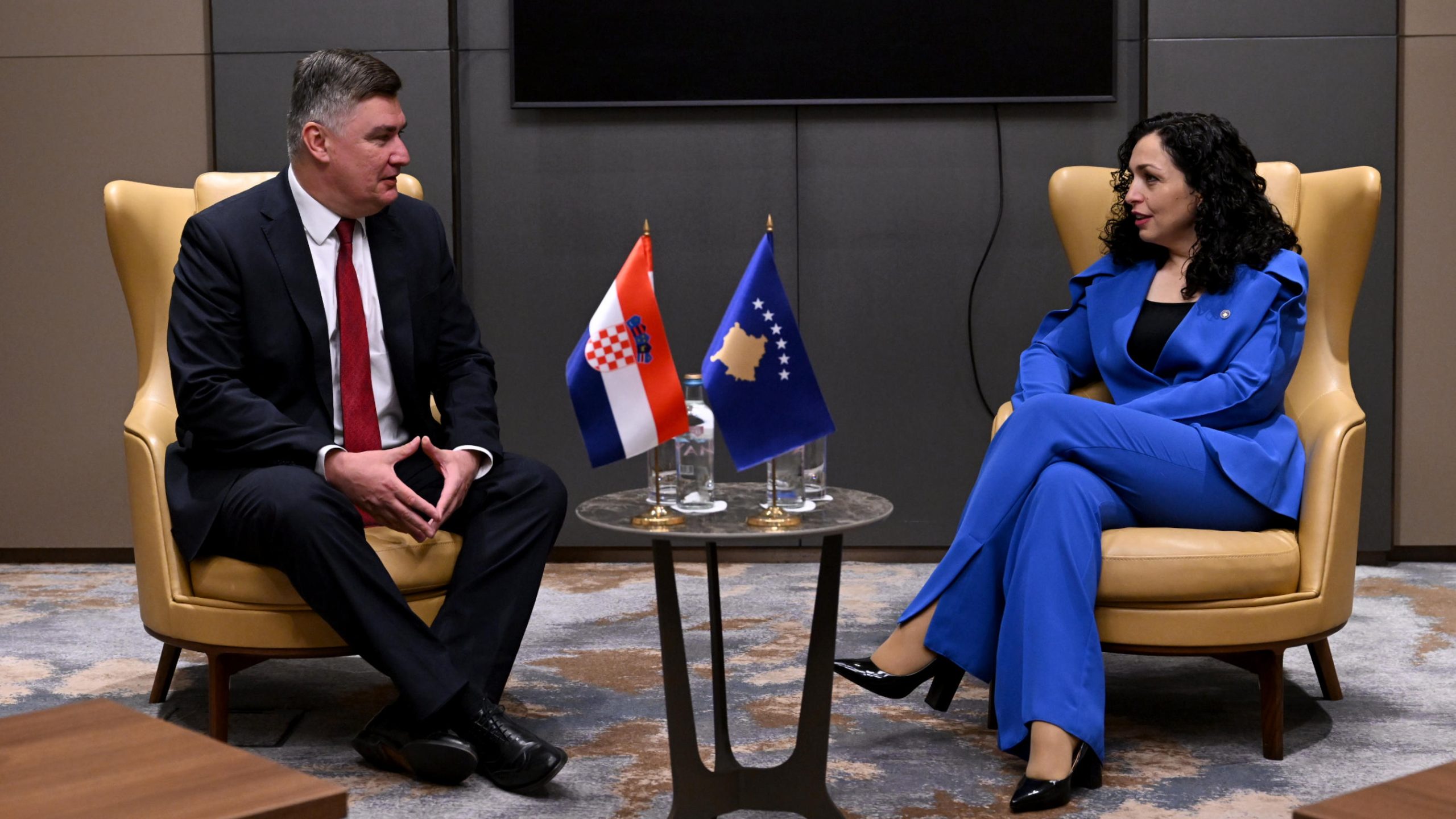presidentja-osmani-takoi-presidentin-e-kroacise,-zoran-milanovic