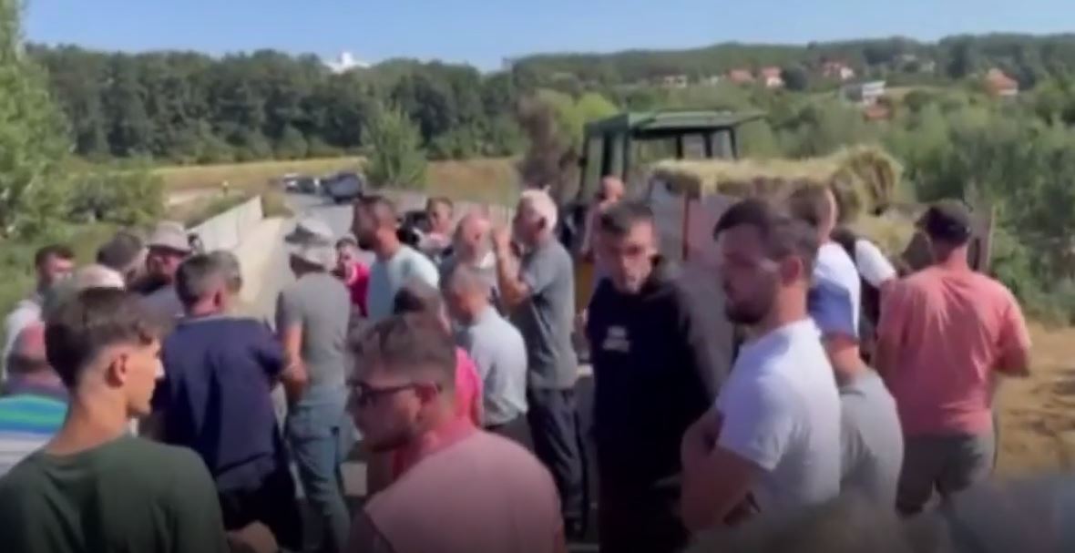 protesta-ne-sopanice,-banoret-tentuan-qe-ta-sulmojne-drejtuesin-e-ekskavatorit
