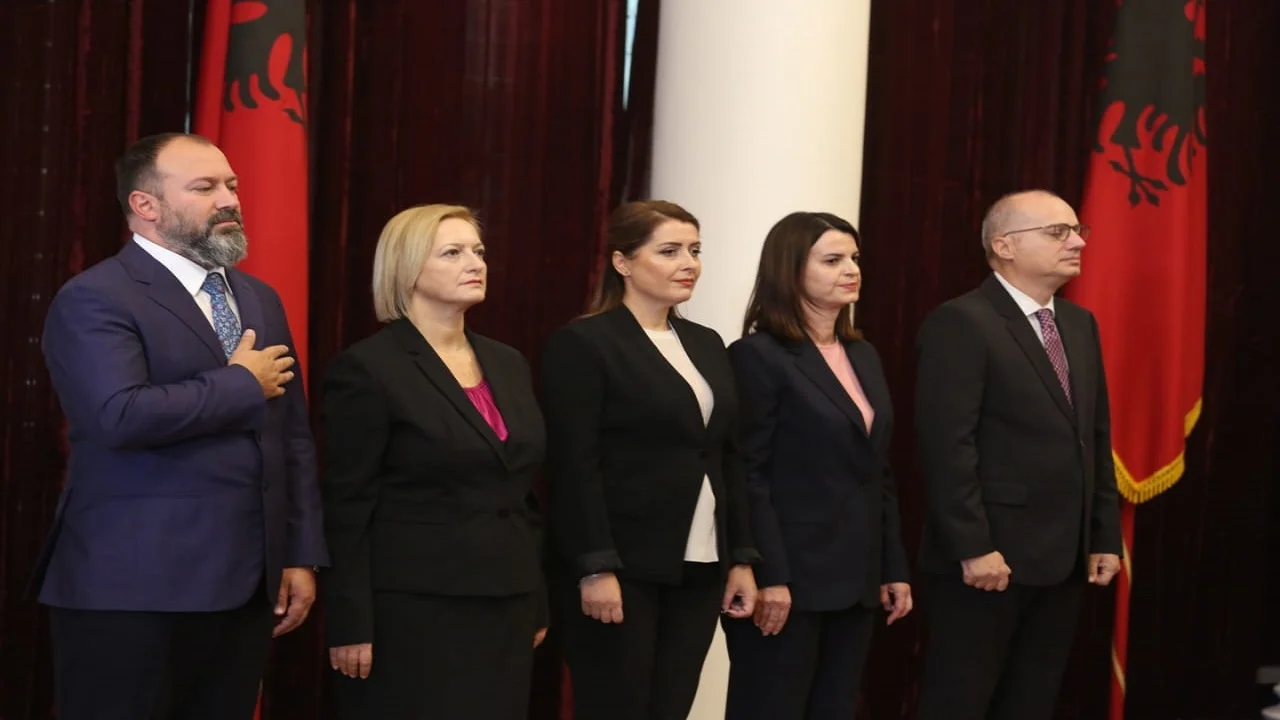 ndryshimet-ne-qeveri|-betohen-ne-presidence-ministrat-e-rinj,-mazniku,-kociu,-hasani,-manastirliu-dhe-denaj