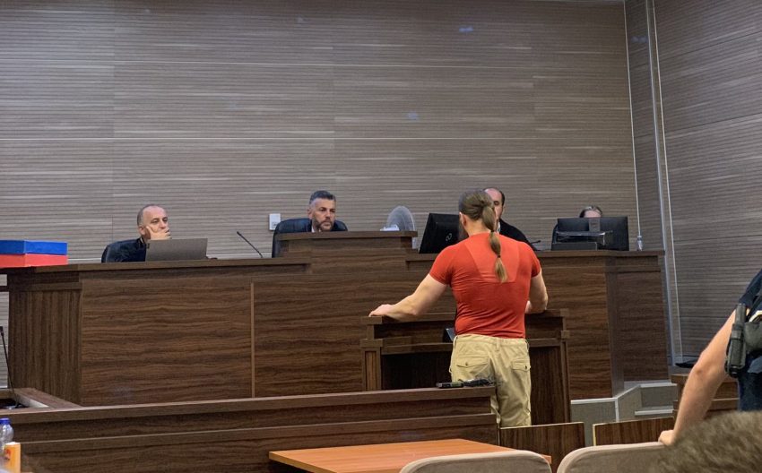 bedri-krasniqi-lirohet-nga-akuza-per-vrasjen-e-policit-te-unmik-ut-dhe-atij-te-kosoves,-dizdari-denohet-me-8-vite-burgim