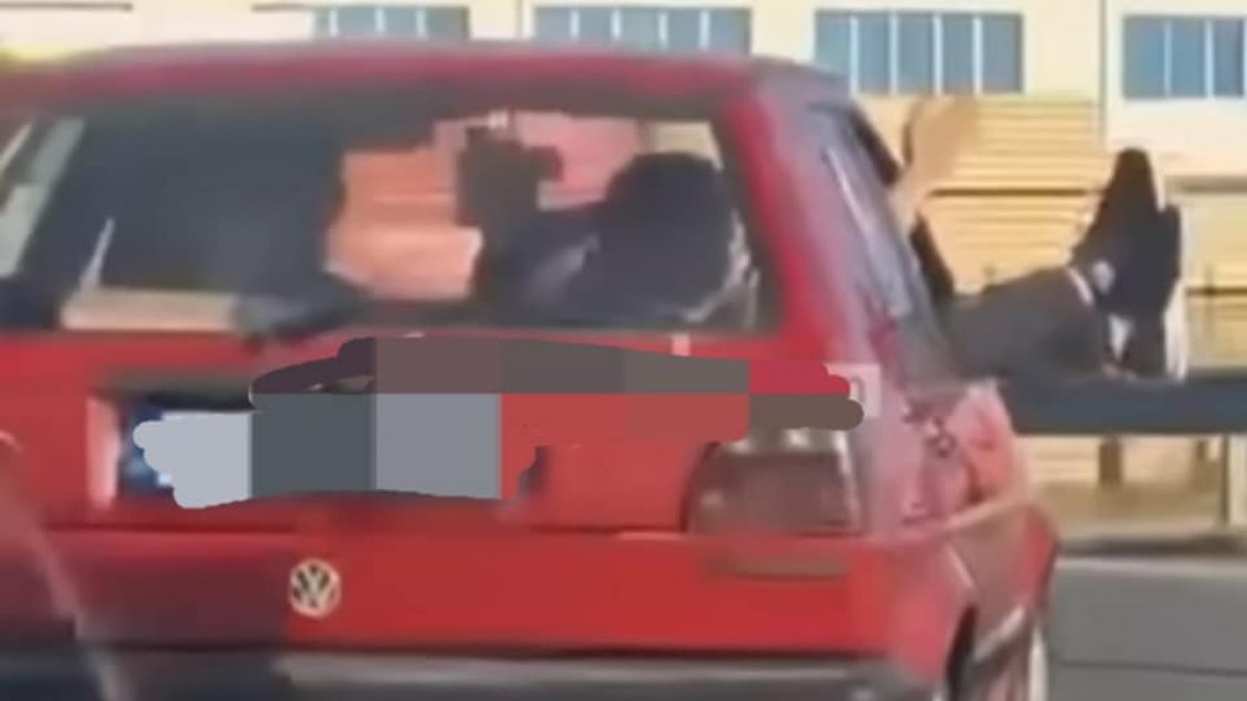 ekspozoi-kembet-jashte-vetures-ne-autostrade,-gjobitet-shoferi