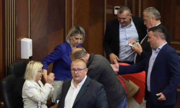 deputetet-e-listes-serbe-te-pranishem-kuvend