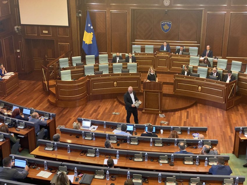 abazi-hedh-ne-kuvend-fletushka-me-mbishkrimin-“e-di-sllavko”:-lista-serbe-erdhi-vec-u-nenshkrua-–-nuk-guxoni-me-be-ze