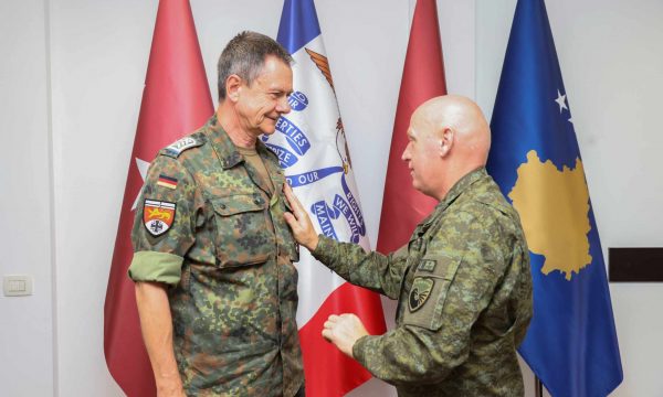 “kontribuoi-ne-forcimin-e-fsk-se”,-jashari-i-jep-medalje-majorit-gjerman-ne-takimin-lamtumires