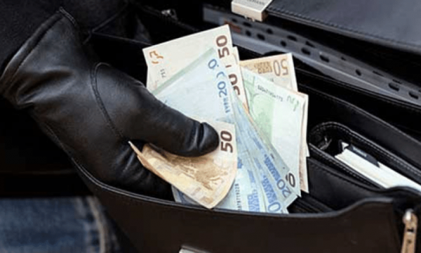 I maskuar e me thikë, një person ua merr paratë dy punëtorëve në një pompë benzine në Gjilan