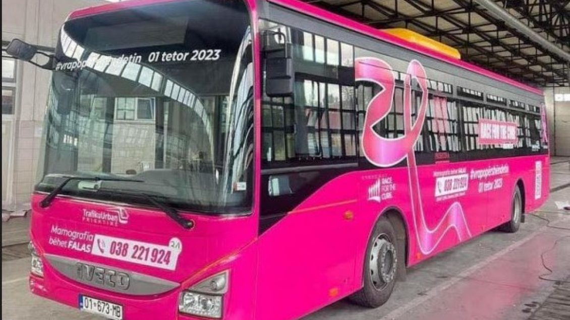 autobusi-me-ngjyren-roze-sot-nis-rrugetimin,-ofron-sherbim-te-mamografise-falas