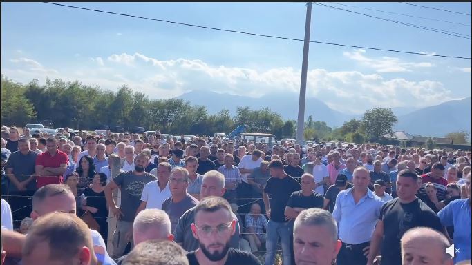 shkelja-e-dy-kembesoreve-ne-ozdrim,-familja-shala-i-zgjate-doren-e-pajtimit-familjes-elshani