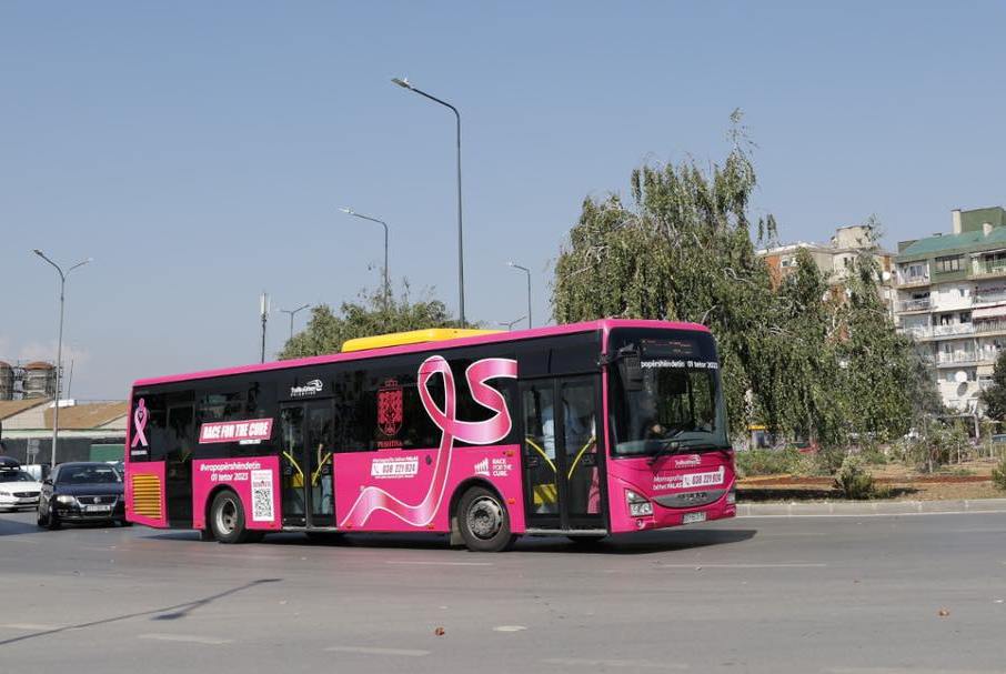 autobusi-roze-nis-qarkullimin-ne-kryeqytet-ne-mbeshtetje-te-fushates-vetedijesuese-ndaj-kancerit