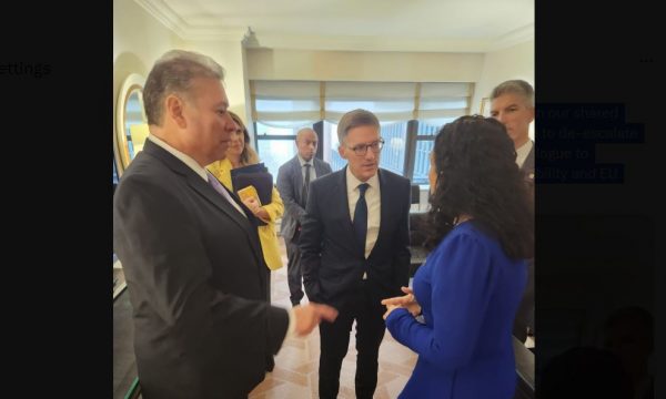 chollet-poston-fotografi-me-vjosa-osmanin,-jep-detaje-nga-biseda-e-perbashket