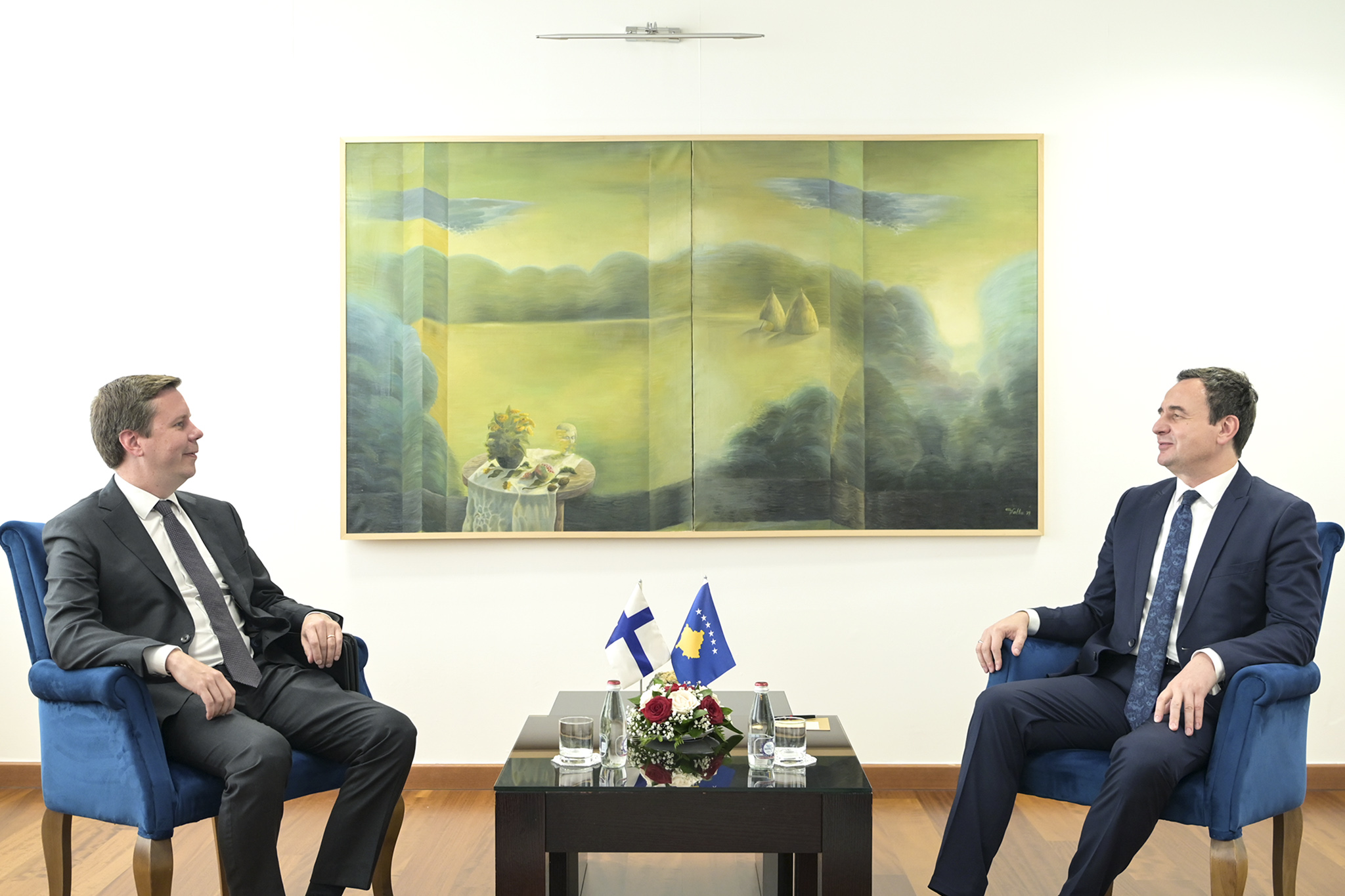 kryeministri-kurti-takoi-ambasadorin-e-finlandes,-u-diskutua-per-dialogun-kosove-serbi