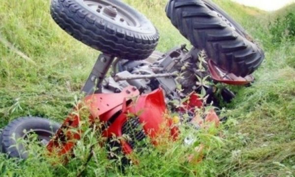 vdes-nje-person-pasi-rrotullohet-me-traktor-ne-kline