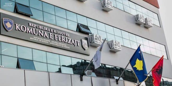 komuna-e-ferizajt-del-me-sqarim:-zyrtari-i-arrestuar,-dyshohet-per-projektin-e-ish-qeverisjes