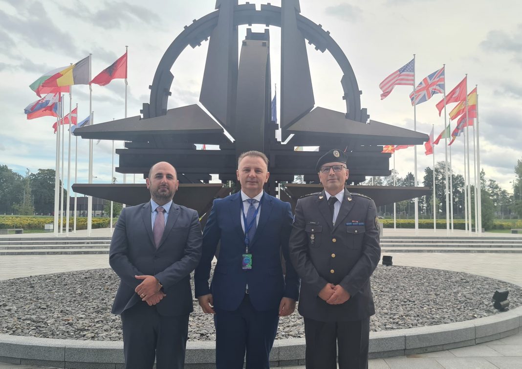 ambasadori-zemaj-bashke-me-delegacionin-e-ministrise-se-mbrojtjes-marrin-pjese-ne-takimin-e-drejtoreve-te-armatimeve-kombetare