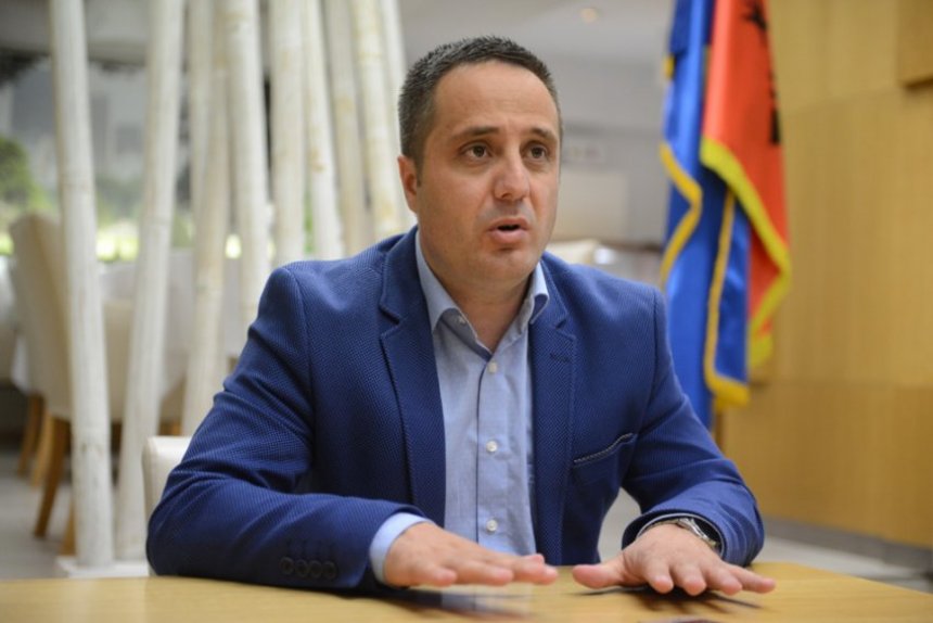 selmanaj:-kurti-nxjerr-telashe-edhe-si-ofiqar-komune