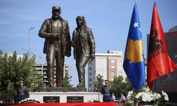 ​25-vjet-nga-renia-e-fehmi-dhe-xheve-lladrovcit