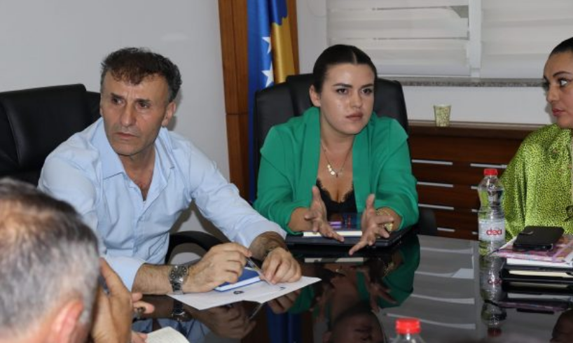 dalin-foto-te-reja-te-lulzim-hetemit-nga-nje-mbledhje-ne-komunen-e-leposaviqit