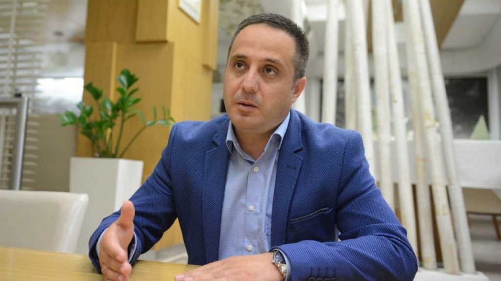 selmanaj-godet-kurtin:-shkurtpames-qe-historikisht-ka-qene-ne-anen-e-gabuar-,-kunder-aleateve