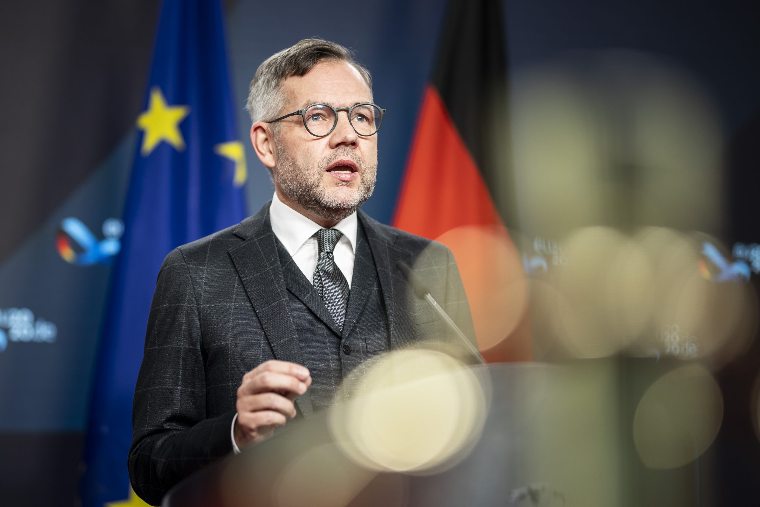Deputeti gjerman: Jam kureshtar ta shoh çfarë jusfikimi do të ketë Vuçiqi për sulmin në Veri