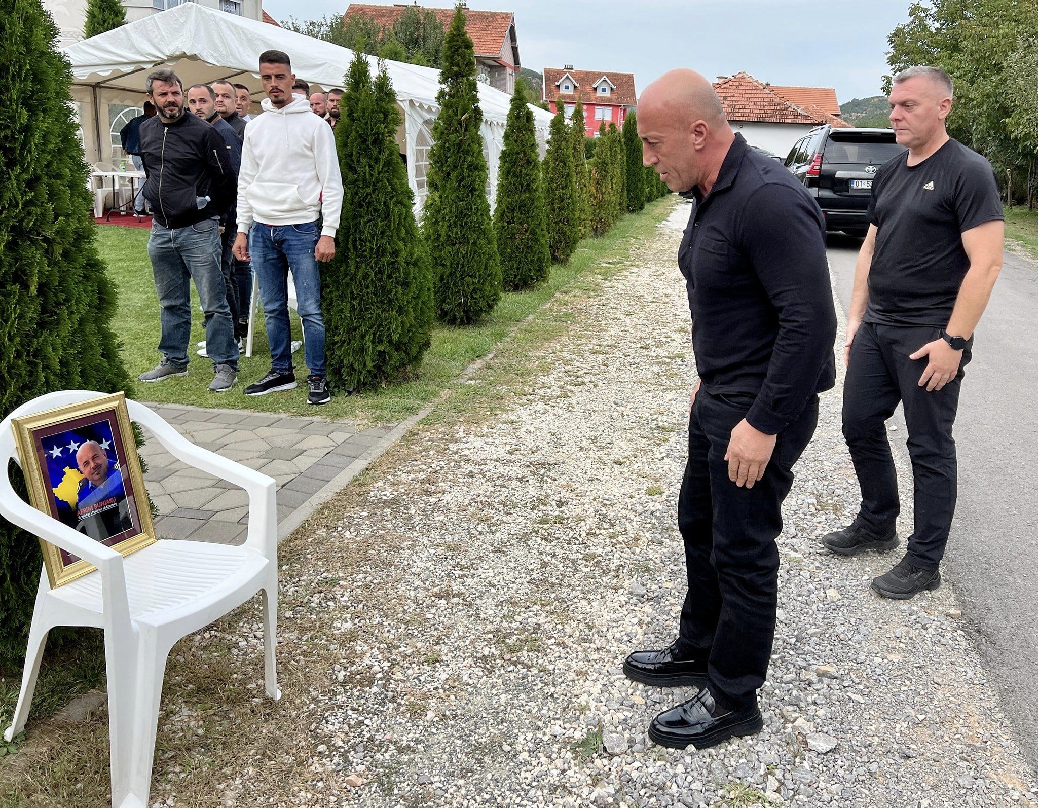 haradinaj-viziton-familjen-e-policit-te-vrare:-ra-hero-ne-mbrojtje-te-paqes