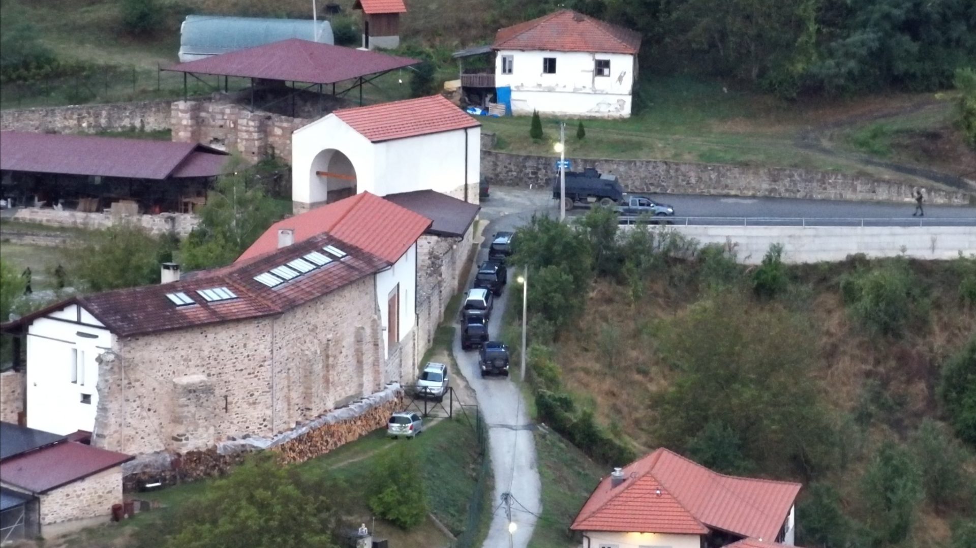 klan-kosova:-njesia-speciale-ka-hyre-brenda-manastirit-te-banjskes,-operacioni-pritet-te-perfundoje-brenda-ores