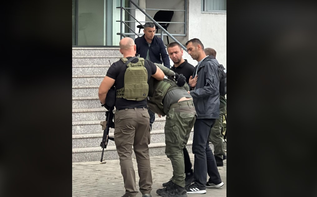 dalin-pamjet-e-nje-sulmuesi-te-arrestuar-nga-policia-e-kosoves