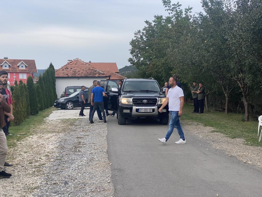 konjufca-shkon-per-ngushellime-tek-familja-e-policit-te-vrare