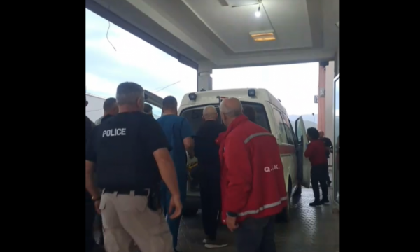 sulmuesi-i-arrestuar-nxirret-nga-spitali-i-mitrovices,-dergohet-ne-qkuk