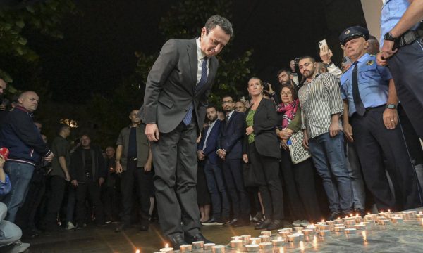 kurti-perkulet-para-qirinjve-qe-u-ndezen-per-policin-e-vrare-sot-ne-veri-afrim-bunjaku