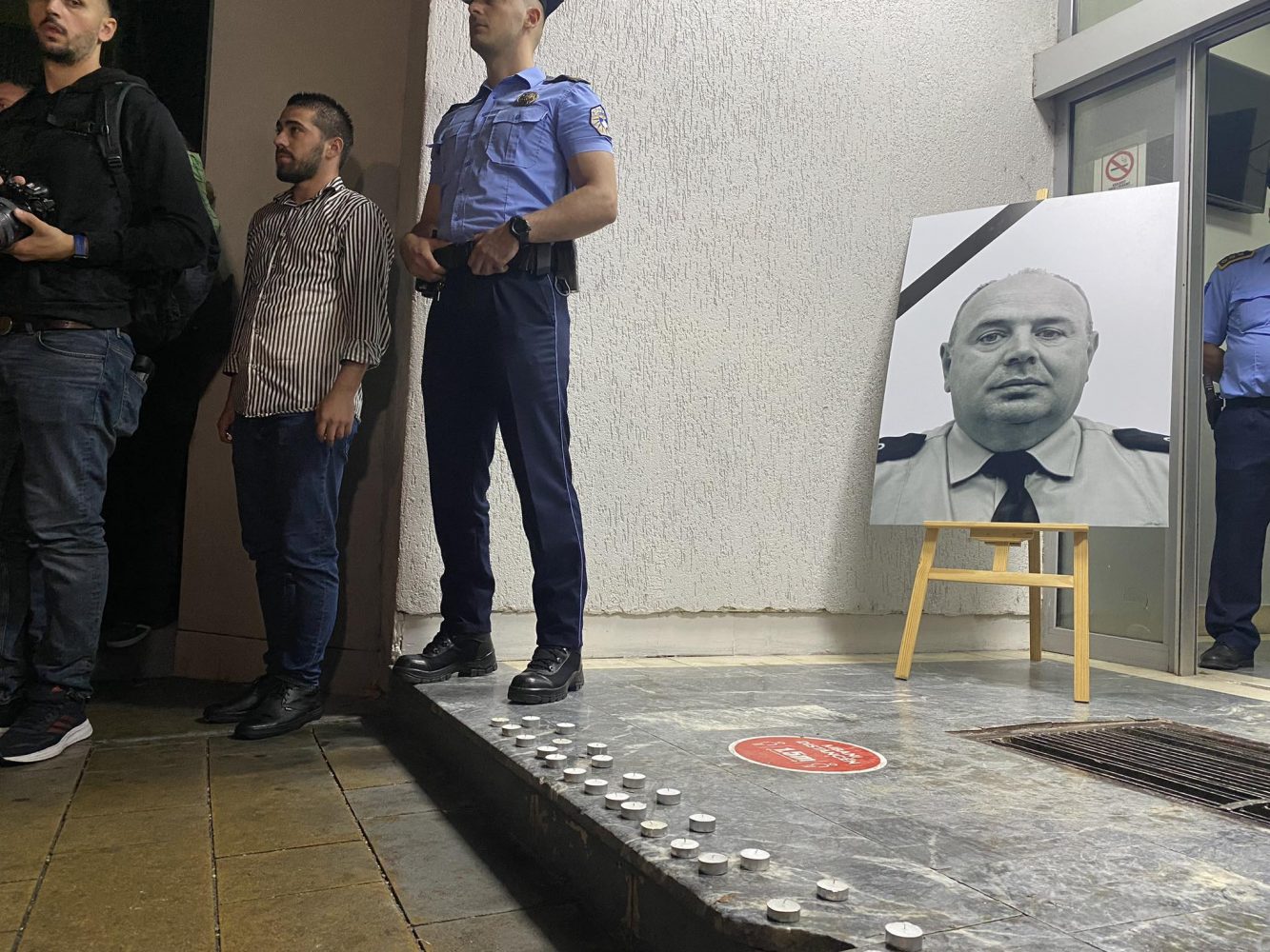 gazetari-shqiptar-fton-qe-sonte-te-ndizen-qirinj-ne-tirane-ne-nderim-te-afrim-bunjakut