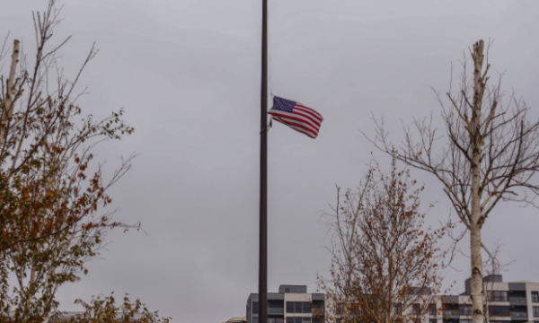 Ambasada Amerikane në Prishtinë nderon policin Afrim Bunjaku, ul flamurin në gjysmështizë
